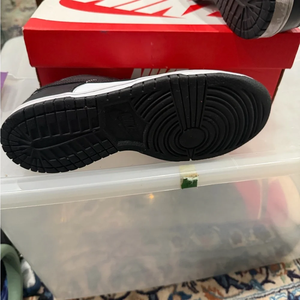 Nike Black and White Athletic‎ Shoes